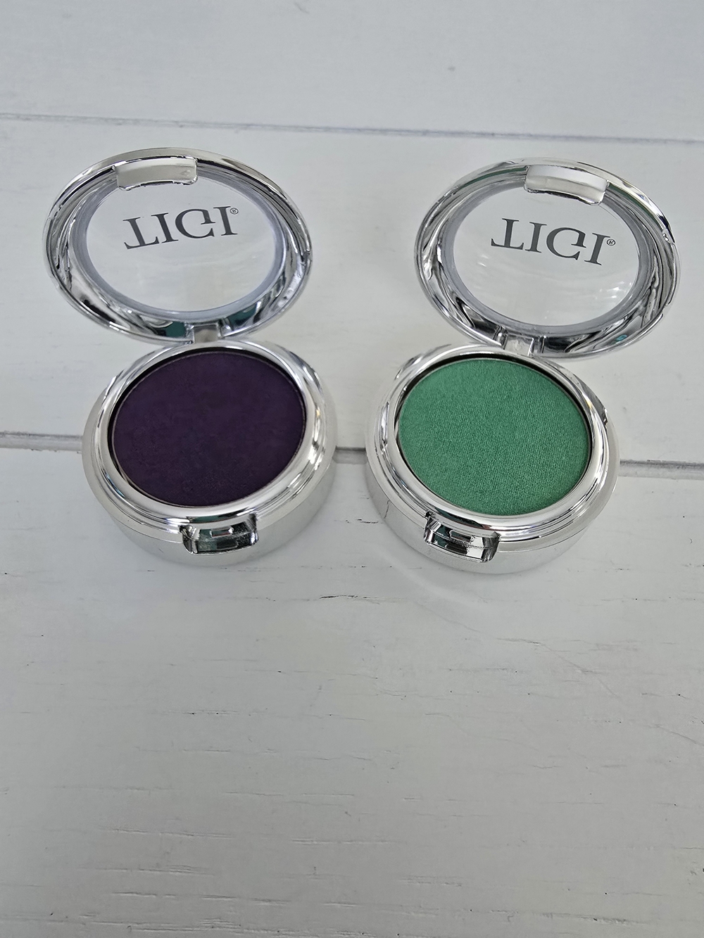 TIGI Single Eyeshadow Duo - Green & Deep Purple